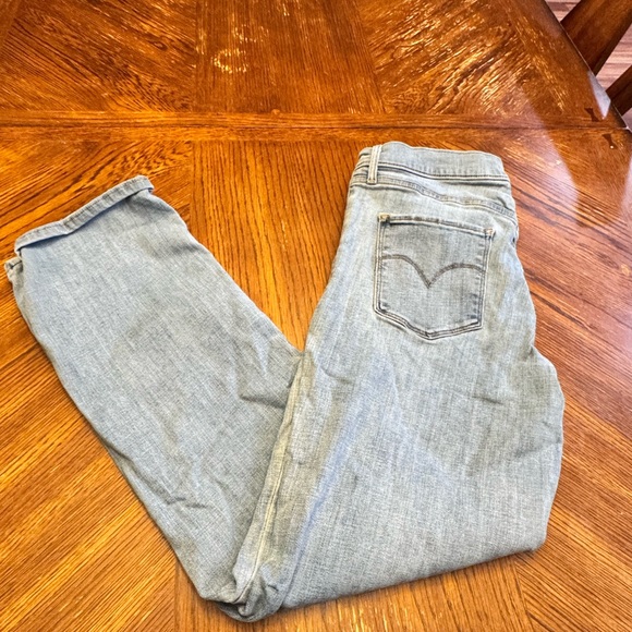 Women's Levi's Classic Light Blue Jeans - Picture 3 of 6
